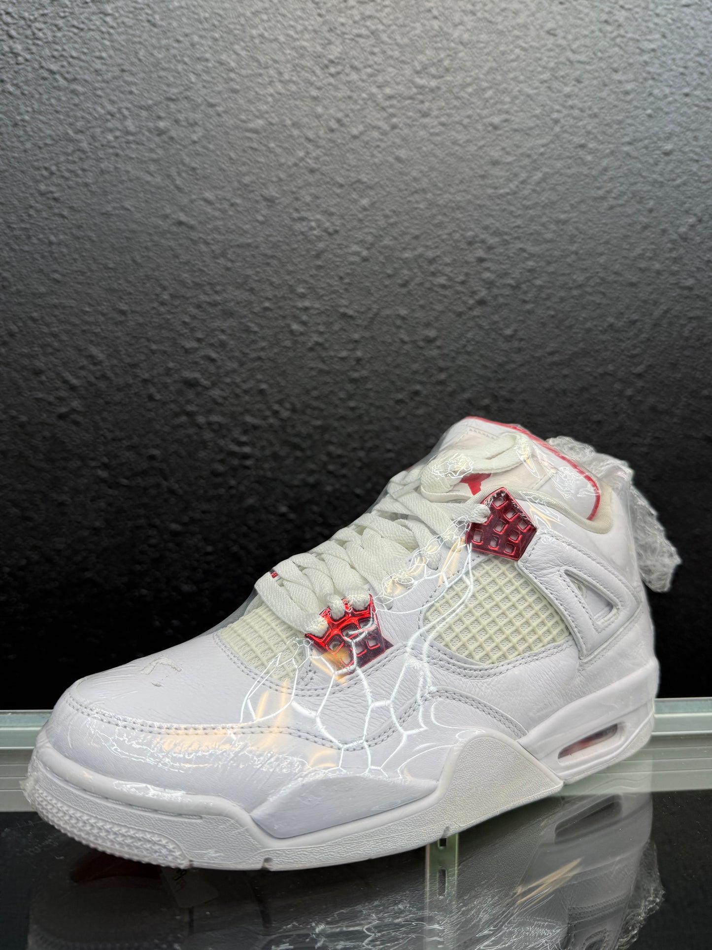 Jordan 4 Metallic red